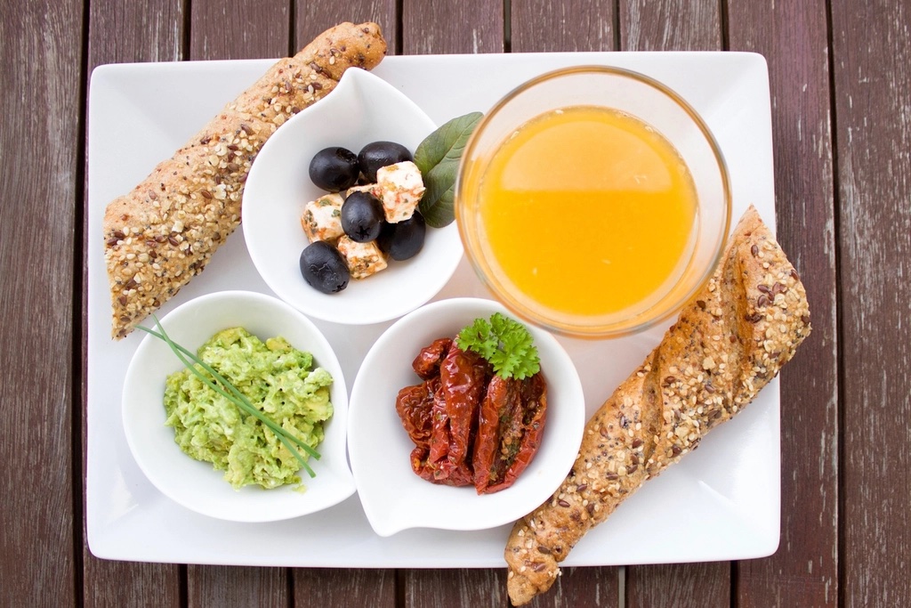 Bandeja de desayuno con jugo, pan y frutas