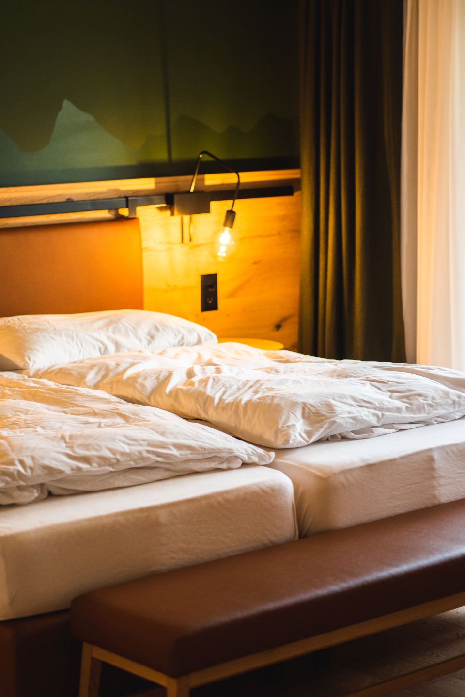 Luz cálida sobre la cama