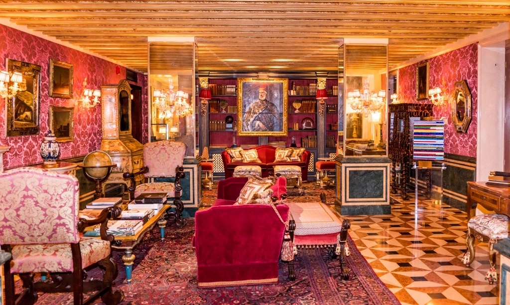 Salón clásico con alfombras y sillones
